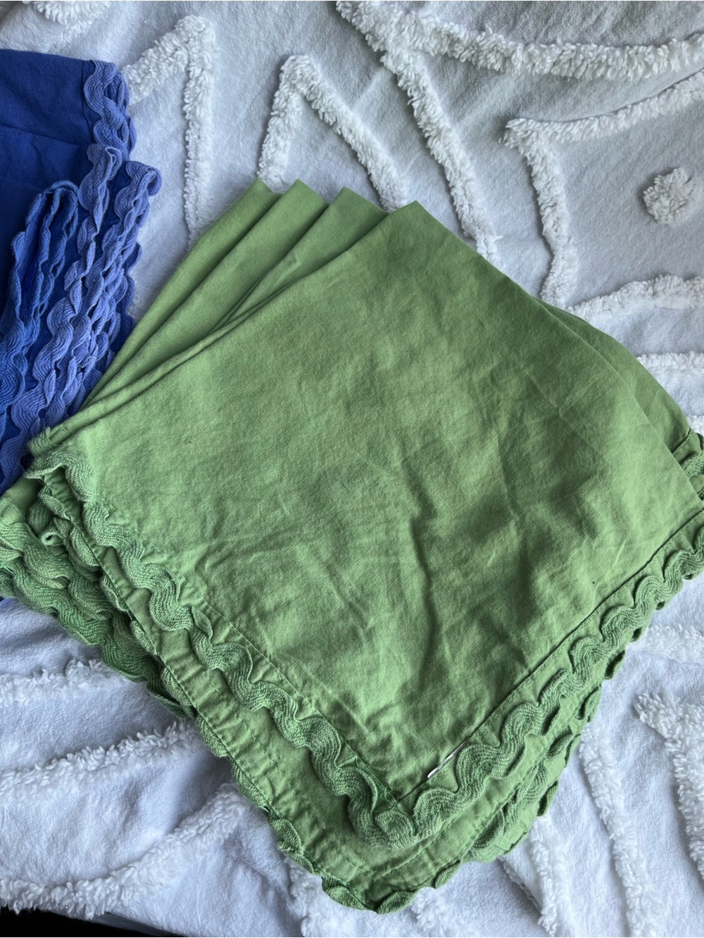 8 Pretty Napkins Edged in Rickrack - Picture 3 of 4